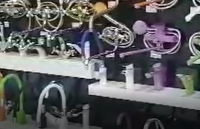 Синий смеситель для кухонной мойки в Орехово-Зуево отдел сантехники в строительном магазине СтройДвор на Карболите - смеситель прямо по центру фотографии 